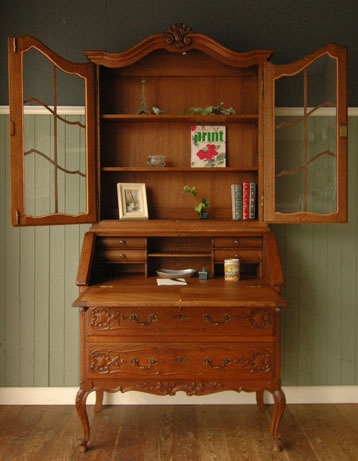 本棚と机。両方欲しい人のためのビューローブックケース