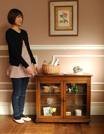 両面扉のアンティークサイドキャビネット