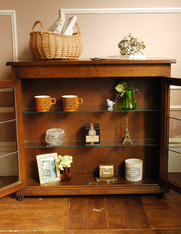 両面扉のアンティークサイドキャビネット