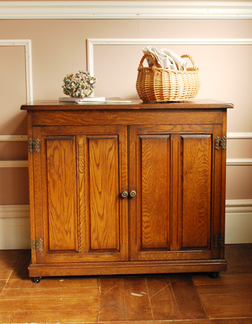 両面扉のアンティークサイドキャビネット