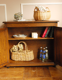 両面扉のアンティークサイドキャビネット