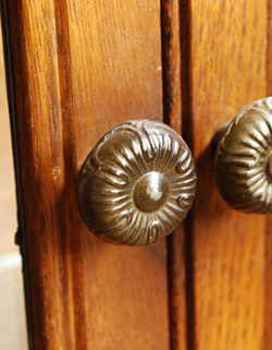 両面扉のアンティークサイドキャビネット