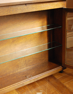 両面扉のアンティークサイドキャビネット