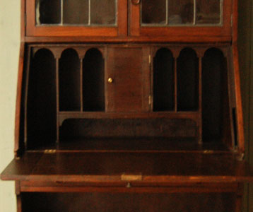 本棚と机。両方欲しい人のためのビューローブックケース