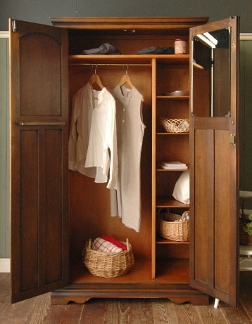 たくさん掛けれて、たっぷり収納！
 実用的で絵になる大人のワードローブ