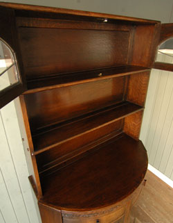 どこをとってもキレイな
アンティーク　カップボード