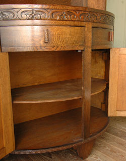 どこをとってもキレイな
アンティーク　カップボード