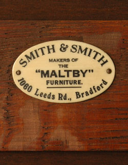 どこをとってもキレイな
アンティーク　カップボード