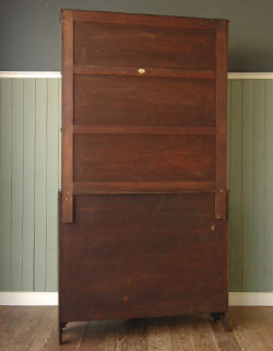 どこをとってもキレイな
アンティーク　カップボード