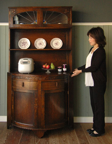 どこをとってもキレイな
アンティーク　カップボード