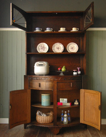 どこをとってもキレイな
アンティーク　カップボード