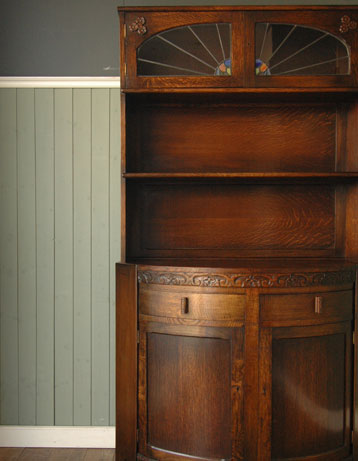 どこをとってもキレイな
アンティーク　カップボード