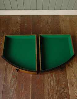 どこをとってもキレイな
アンティーク　カップボード