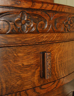 どこをとってもキレイな
アンティーク　カップボード