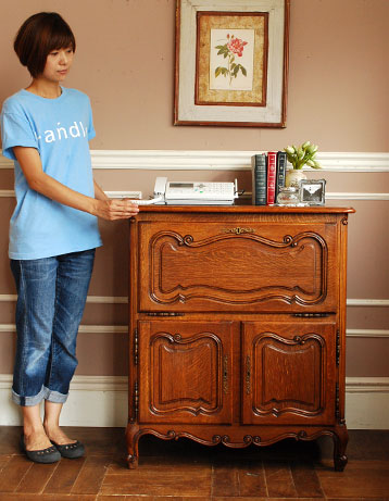 j-748-f アンティークのキャビネット