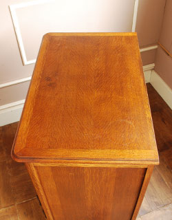 j-748-f アンティークのキャビネット