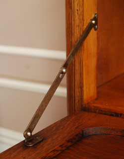 j-748-f アンティークのキャビネット