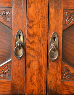 アンティークのキャビネット　アンティーク家具　重厚感あるアンティークの英国家具、丸い鏡付きのサイドボード。鍵穴がついた取っ手も渋くて素敵。(j-774-f-1)