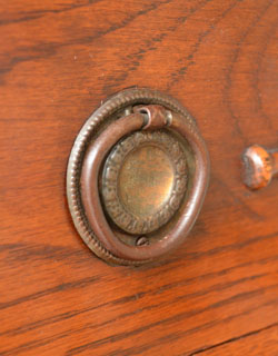 アンティークのキャビネット　アンティーク家具　重厚感あるアンティークの英国家具、丸い鏡付きのサイドボード。引き出しのリングの取っ手は重厚感のある大人っぽい形。(j-774-f-1)