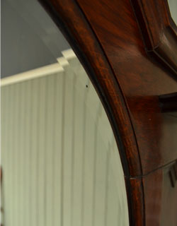 アンティークのキャビネット　アンティーク家具　重厚感あるアンティークの英国家具、丸い鏡付きのサイドボード。アンティークのミラーには高級感があります。(j-774-f-1)