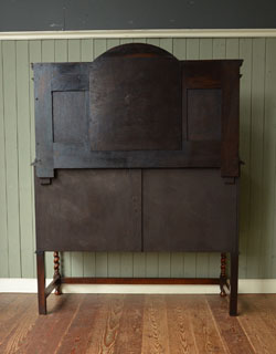 アンティークのキャビネット　アンティーク家具　重厚感あるアンティークの英国家具、丸い鏡付きのサイドボード。きちんとメンテナンスしてあるので、裏側もキレイです。(j-774-f-1)