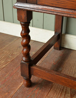アンティークのキャビネット　アンティーク家具　重厚感あるアンティークの英国家具、丸い鏡付きのサイドボード。ツイストが入った美しい脚。(j-774-f-1)
