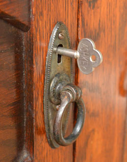 アンティークのキャビネット　アンティーク家具　重厚感あるアンティークの英国家具、丸い鏡付きのサイドボード。鍵は引っ掛けておいて取っ手代わりに使うことも可能です。(j-774-f-1)