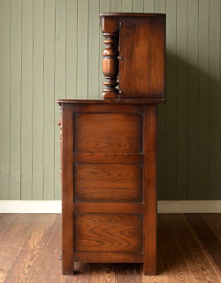 j-779-f アンティークアーコールカップボードの横