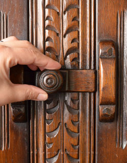 j-779-f アンティークアーコールカップボードの取っ手１