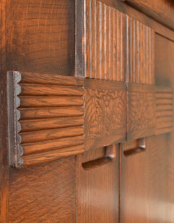 j-780-f アンティークサイドボードの飾り