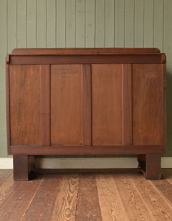 j-780-f アンティークサイドボードの裏側