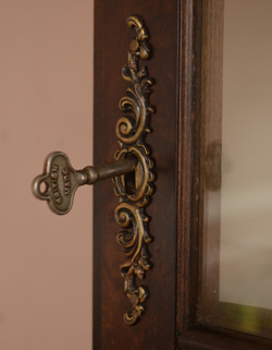 j-789-f アンティークウォールキャビネットの鍵穴