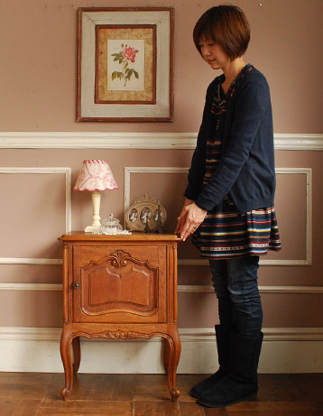 j-804-f アンティークのナイトテーブル