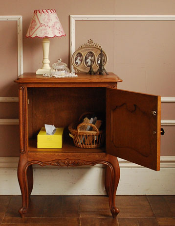 j-804-f アンティークのナイトテーブル