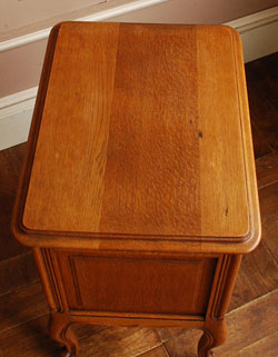 j-804-f アンティークのナイトテーブル