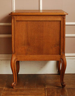 j-804-f アンティークのナイトテーブル