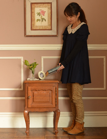 j-807-f アンティークのナイトテーブルモデル