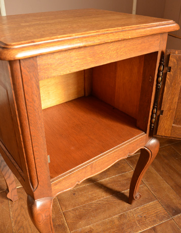 j-807-f アンティークのナイトテーブル中