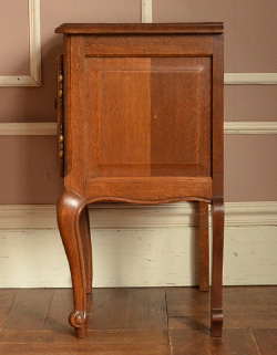 j-807-f アンティークのナイトテーブル横