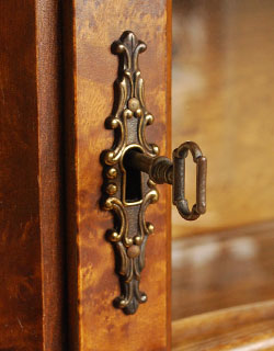 j-814-f アンティークウォールキャビネットの鍵穴