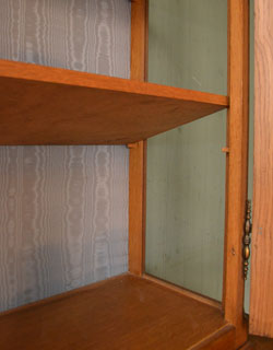 j-824-f アンティークのキャビネット