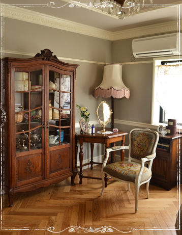 j-850-f-1 アンティークブックケースの寝室