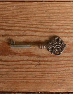 j-851-f アンティークミラーバックサイドボードの鍵