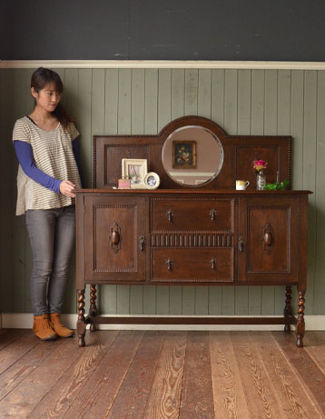 j-851-f アンティークミラーバックサイドボードのモデル入り