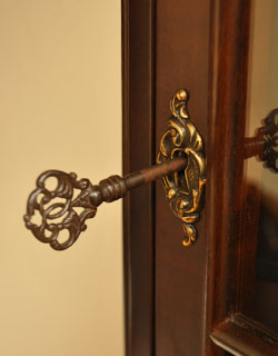 j-901-f アンティークウォールキャビネットの鍵穴