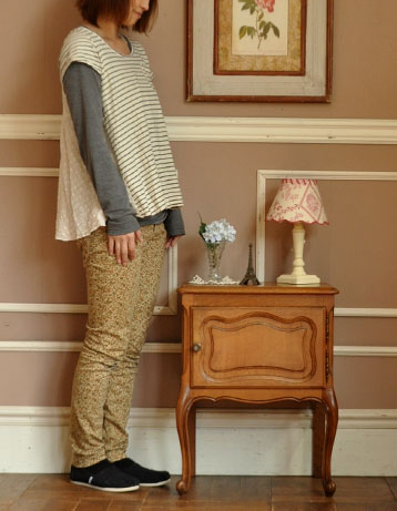 とっても可愛いチェスト。ベッドやソファの横など、どこにでもちょこんと置けるコンパクトサイズで便利です。小さいながらも隅々までこだわっています。カットもキレイです。(j-911-f) j-911-f アンティークナイトテーブルのモデル入り