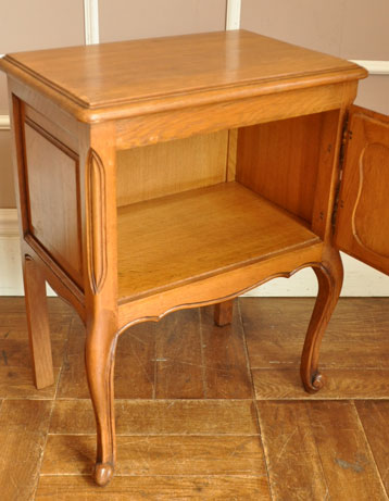 中もキレイに仕上げているので、安心して収納できます。扉にはマグネットが付いています。(j-911-f) j-911-f アンティークナイトテーブルの扉内