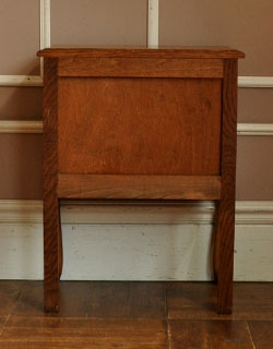 キチンとメンテナンスをしているので、裏もキレイな状態です。(j-911-f) j-911-f アンティークナイトテーブルの後ろ