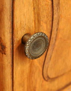 小さな取っ手がちょこんと付いています。(j-911-f) j-911-f アンティークナイトテーブルの取っ手