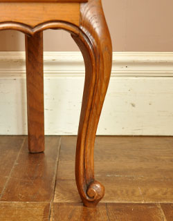 上品で美しい猫脚です。しっかりお直ししてありますので安定感があります。(j-911-f) j-911-f アンティークナイトテーブルの脚